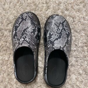 OOFOS OOcloog Limited Edition, Black and White Snake Print, EU 40/W 9/M 7-Unisex